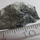 Sienita nefelínica
Monte St. Hilaire (Québec, Canada)
Roca de grano fino compuesta por feldespato alcalino y nefelina; se distinguen escamas de biotita. (Autor: prcantos)