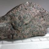 Fonolita
North Berwick Law (Escocia, Reino Unido)
Roca de grano medio formada principalmente por feldespato alcalino y feldespatoides; granos oscuros, probablemente de piroxeno. (Autor: prcantos)