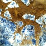 Foidolita de sodalita (otro detalle)
Namibia (África)
20X
Sodalita junto a lo que parece un producto de alteración rico en hierro: ¿arcillas o limonitas? (Autor: prcantos)