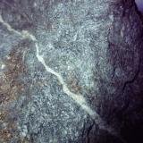 Anfibolita, con mineralización de sulfuros.
Mina de Bama, Touro, A Coruña, Galicia, España
15,5 x 13 x 12 cm.
Roca metamórfica formada durante el Precámbrico Algónquico.
Detalle de la muestra anterior. (Autor: Rafael varela olveira)