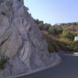 Filonita (esquisto milonítico).Afloramiento donde aparece la roca anterior.
Picena (Granada, España)
Obsérvense los derrubios al pie del talud de la carretera, debidos a la gran deleznabilidad de la roca, unos pocos metros al sur de Picena. (Autor: prcantos)