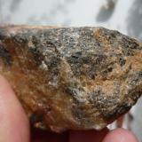 Muestra 2, mineral negro (posible turmalina) en pegmatina.
O´Grove. Pontevedra. España.
Ancho de imagen 7 cm. (Autor: María Jesús M.)