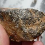 Muestra 2, mineral negro (posible turmalina) en pegmatina.
O´Grove. Pontevedra. España.
Ancho de imagen 7 cm. (Autor: María Jesús M.)