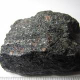 Granulita de granate
Procedencia desconocida
Otra granulita muy oscura que tengo desde hace muchos años, pues forma parte de mi primera colección de rocas metamórficas.  Lo malo es que en la caja no se facilitaba el lugar de procedencia. (Autor: prcantos)