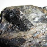 Esquisto micáceo de estaurolita
Montejo de la Sierra, Madrid, España
1&rsquo;9 x 0&rsquo;8 cm. el cristal
Detalle de uno de los cristales de estaurolita en la roca anterior. (Autor: prcantos)