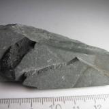 Argilita
Davidson County, North Carolina, Estados Unidos
7x2&rsquo;5 cm.
La argilita es una roca arcillosa situada, como los primeros ejemplares de este post, en la antesala del metamorfismo de las rocas pelíticas, pero afectada por cierta alteración metasomática hidrotermal de baja temperatura. (Autor: prcantos)