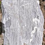 Gneiss con un tramo ocelar.
Chamje, Valle del Marsyangdi, Región de los Annapurnas, Nepal.
Altura: 1 m
Las intrusiones de pegmatita penetran paralelamente a la esquistosidad pero el movimiento lateral de unas capas sobre otras lo deforma hasta formar esos "ojos" (augen). (Autor: Josele)