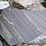 Gneiss con bandeado paralelo.
Chamje, Valle del Marsyangdi, Región de los Annapurnas, Nepal.
CdV: 1,5 m
La raya blanca abajo a la derecha es una superficie de micro-falla. (Autor: Josele)