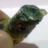 Granito
Cáceres, Extremadura, España
Cristal de 1,6 cm. de altura x 1,3 cm. de ancho
Detalle de uno de los cristales de mica biotita en un trozo de granito desprendido de la roca anterior. (Autor: Antonio GG)