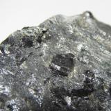 Esquisto de andalucita con hematites especular (detalle)
Champion Mine, Marquette County, Michigan, Estados Unidos
4 mm. el cristal en primer plano
Detalle de una de las placas de hematites especular. (Autor: prcantos)