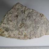 Granulita
Waldheim, Döbeln, Sajonia, Alemania
8 x 5 cm.
Granulita clara.  Roca de alto grado metamórfico y cierto grado de alteración hidrotermal compuesta fundamentalmente por feldespatos.  Se aprecian algunos pequeños granates rosados. (Autor: prcantos)