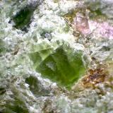 Eclogita
Åheim, Vanylven, Møre og Romsdal, Noruega
60X
Detalle del cristal verde mencionado antes en la parte derecha de la roca. (Autor: prcantos)
