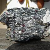 Gneiss de facies cordierita - sillimanita conteniendo, además de los minerales citados, feldespatos, almandino, anfíboles, piroxenos, biotita, cuarzo, ...
El Hoyazo de Níjar, Almería, Andalucía, España
11 x 9 x 6 cm (Autor: Josele)