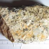 Granito (vista anterior)
Streuberg, Bergen, Vogtland, Sajonia, Alemania
10 x 4 cm. (x 3’5 cm. de grosor)
Roca de grano grueso, muy rica en grandes feldespatos blancos y algunos cristales grises de cuarzo.  Se aprencian algunas formaciones dendríticas de óxidos de manganeso. (Autor: prcantos)