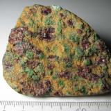 Peridotita (lherzolita) con granate
Almklovdalen, Vanylven, Møre og Romsdal, Noruega
6&rsquo;5 x 5 cm. (Autor: prcantos)
