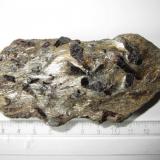 Esquisto con biotita y estaurolita
Windham, Cumberland County, Maine, Estados Unidos
11 x 5 cm.
Hacia la derecha se aprecia una macla en cruz de 60º de la estaurolita. (Autor: prcantos)