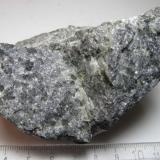 Troctolita
Balmedie Quarry, Belhelvie, Buchan Grampian, Escocia, Reino Unido
7 x 4’5 cm.
Gabro cristalino compuesto por plagioclasa y olivino, con menor proporción de piroxenos. (Autor: prcantos)