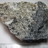 Essexita (gabro nefelínico)
Crawfordjohn, South Lanarkshire, Escocia, Reino Unido
10 x 7 cm.
Otra muestra de essexita, esta vez con algo de alteración que produce una matrix aclarada que da mayor visibilidad a los cristales de piroxeno. (Autor: prcantos)