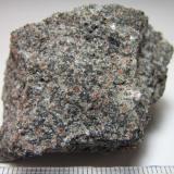 Eclogita
Mitchell County, North Carolina, Estados Unidos
4&rsquo;5 x 3 cm.
Una eclogita oscura pobre en jadeíta.  La asociación mineral en el pico térmico para esta roca es: onfacita (jd 27-35) + granate (alm 48 - prp 30 - grs 22) + cuarzo + rutilo ± zoisita ± zircón ± apatito ± sulfuros ± óxidos de Fe-Ti  (cf. B. V. Miller, K. G. Stewart, D. L. Whitney, Three tectonothermal pulses recorded in eclogite and amphibolite of the Eastern Blue Ridge, Southern Appalachians, abstract en http://memoirs.gsapubs.org/content/206/701.abstract ). (Autor: prcantos)