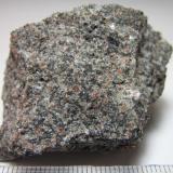 Eclogita
Mitchell County, North Carolina, Estados Unidos
4&rsquo;5 x 3 cm.
Una eclogita oscura pobre en jadeíta.  La asociación mineral en el pico térmico para esta roca es: onfacita (jd 27-35) + granate (alm 48 - prp 30 - grs 22) + cuarzo + rutilo ± zoisita ± zircón ± apatito ± sulfuros ± óxidos de Fe-Ti  (cf. B. V. Miller, K. G. Stewart, D. L. Whitney, Three tectonothermal pulses recorded in eclogite and amphibolite of the Eastern Blue Ridge, Southern Appalachians, abstract en http://memoirs.gsapubs.org/content/206/701.abstract ). (Autor: prcantos)