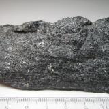 Esquisto con cordierita
Cumbria, Inglaterra, Reino Unido
8 x 4 cm.
Una roca de esquistosidad grosera con pequeños gránulos oscuros de cordierita. (Autor: prcantos)