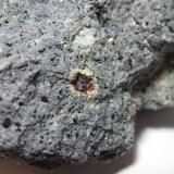 Dacita biotítica con cordierita y almandino
El Hoyazo, Níjar, Almería, Andalucía, España
Granate con aureola de 7 x 5 mm.
Detalle del granate almandino con corona de reacción formada por cordierita, plagioclasa, biotita, piroxeno o espinela (según la cita del MAGNA50). (Autor: prcantos)