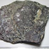 Serpentinita
Lalm, Vågå, Oppland, Noruega
9’5 x 7 cm.
Una serpentinita oscura con restos de otras rocas y esquistosidad reconocible. (Autor: prcantos)