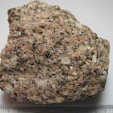 Granito
Ben Nevis, Lochaber, Escocia, Reino Unido
5 x 5 cm.
Granito en el que se reconocen los dos feldespatos debido a la diferencia de color: feldespato alcalino rosado y plagioclasa blanca, junto al cuarzo gris y la biotita negra. (Autor: prcantos)