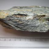 Milonita
Lom, Oppland, Noruega
10&rsquo;5 x 3 cm.
Sección longitudinal de la misma roca.  Se observan algunos cuerpos de sección ovalada que nadan entre las ondas de la estructura foliada. (Autor: prcantos)