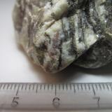 Gneis granitoide o glandular
Playa de Torrox, Torrox, Málaga, Andalucía, España
4 cm. ancho de campo
Otro detalle de la misma roca.  Se aprecia un cristal de andalucita de 12 mm. dentro del porfiroblasto de feldespato. (Autor: prcantos)