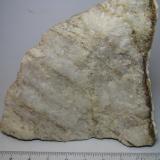Mármol cipolínico
Charches, Granada, Andalucía, España
9’5 x 9 cm.
Otro mármol menos puro y con impurezas en disposición bandeada. (Autor: prcantos)