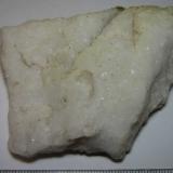 Mármol cipolínico
Charches, Granada, Andalucía, España
7 x 6 cm.
Un mármol de grano medio (cristales reconocibles con superficies reflectantes) y color blanco muy puro (la foto lo oscurece bastante). (Autor: prcantos)