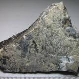 Uncompahgrita (melilitolita piroxénica)
Iron Hill, White Earth District, Gunnison County, Colorado, Estados Unidos
7 x 5 cm.
Uncompahgrita es el nombre no sistemático de la melilitolita piroxénica cuyo contenido en melilita + piroxeno excede el 65% y el piroxeno excede el 10 % (melilitolita es el nombre de las rocas plutónicas ultramáficas cuyo mineral esencial es la melilita, y los accesorios son piroxeno, olivino, perovskita, haüyina y nefelina). (Autor: prcantos)