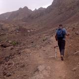 Este valle fue en su día el glaciar mas grande de África, con varios kilómetros de longitud. Actualmente solo las tarteras (canchales) y algunas marcas en la roca delatan su antigua condición.
En el centro se ve el refugio donde se hace noche antes de subir a la cumbre, situado a unos 3.200 msnm. (Autor: Josele)