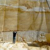 Las zonas blancas se han salvado del teñido porque por alguna razón, quizás una menor permeabilidad, a través de ellas no circuló el agua rica en hierro que afectó a la mayor parte de las rocas carbonatadas y que posteriormente se oxidó dando el tinte amarillo. (Autor: Josele)