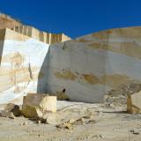 Éstos son los dos colores típicos del mármol de Macael: el "amarillo Macael" y el "blanco Macael", que puede tener más o menos vetas oscuras oscuras pero siempre alargadas, no rizadas como los mármoles italianos.
El escalón tiene unos 12 m de altura (Autor: Josele)