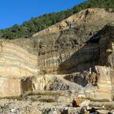 Dentro del Complejo Nevado-Filábride se encuentra la Formación Las Casas, que contiene tramos de micaesquistos, cuarcitas y rocas carbonatadas. Todo ello con un grado de metamorfismo medio.
Algunos niveles de los mármoles alcanzan un contenido en carbonatos superior al 95% y son los que se explotan en las canteras. Las coloraciones amarillentas se deben al hierro y las grises a materia orgánica. Algunos tramos mantienen un blanco impoluto. (Autor: Josele)