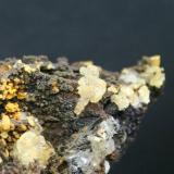 Calcita sobre limonitaMina Trinidad, Cerros del Romeral y Pechón, Benalmádena-Mijas, Comarca Costa del Sol Occidental, Málaga, Andalucía, España85mm - 38mm - 32mm (Autor: Pedro Naranjo)