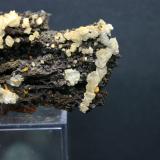 Calcita sobre limonitaMina Trinidad, Cerros del Romeral y Pechón, Benalmádena-Mijas, Comarca Costa del Sol Occidental, Málaga, Andalucía, España85mm - 38mm - 32mm (Autor: Pedro Naranjo)