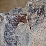 Lepidolita, Albita (variedad cleavelandita)<br />Virgem da Lapa, Vale do Jequitinhonha, Minas Gerais, Brasil<br />Ancho de imagen 3 cm<br /> (Autor: María Jesús M.)