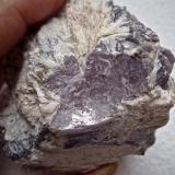 Lepidolita, Albita (variedad cleavelandita)<br />Virgem da Lapa, Vale do Jequitinhonha, Minas Gerais, Brasil<br />Ancho de imagen 5 cm<br /> (Autor: María Jesús M.)