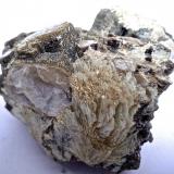 Lepidolita, Albita (variedad cleavelandita)<br />Virgem da Lapa, Vale do Jequitinhonha, Minas Gerais, Brasil<br />10 x 8 x 7 cm<br /> (Autor: María Jesús M.)