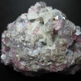 Elbaita (variedad rubelita) y Mica (variedad lepidolita)<br />Pegmatita Mawi, Nilaw-Kolum, Distrito Du Ab, Provincia Nuristan, Afganistán<br />8 x 6''5 cm.<br /> (Autor: prcantos)