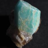 Microclina (variedad amazonita)<br />Imalo, Andrembesoa, Distrito Betafo, Región Vakinankaratra, Madagascar<br />2 x 3 cm.  Cristal de 15 x 18 mm.<br /> (Autor: prcantos)