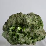 Mottramita y Calcita<br />Mina Tsumeb, Tsumeb, Región Otjikoto, Namibia<br />5,3 x 4 x 3,4 cm<br /> (Autor: Raul S. Llorente)