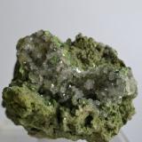 Mottramita y Calcita<br />Mina Tsumeb, Tsumeb, Región Otjikoto, Namibia<br />5,3 x 4 x 3,4 cm<br /> (Autor: Raul S. Llorente)