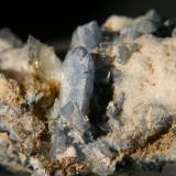 Benitoita y natrolita<br />Mina California State Gem (Benitoite Gem Mine), Zona San Benito River headwaters, Pico Santa Rita, Distrito New Idria, Condado San Benito, California, USA<br />32mm - 18mm - 12mm<br /> (Autor: Pedro Naranjo)