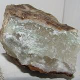 Calcita (variedad calcita niquelífera)Mina Solita, Peramea, Baix Pallars, Comarca Pallars Sobirà, Lérida / Lleida, Cataluña / Catalunya, España4 x 2''5 cm. la superficie de la fractura. (Autor: phrancko)