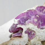 Calcita (variedad calcita cobaltífera).Mina Solita, Peramea, Baix Pallars, Comarca Pallars Sobirà, Lérida / Lleida, Cataluña / Catalunya, España7mm. y 5mm. respectivamente las formaciones estalactíticas. (Autor: phrancko)