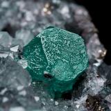 Beryl (variety emerald), Calcite, PyriteCoscuez (distrito minero), Municipio San Pablo de Borbur, Cinturón Esmeraldífero Occidental, Departamento Boyacá, Colombia38x35x38mm, xl=5x5mm (Author: Fiebre Verde)